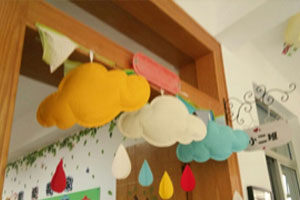 幼儿园门头云朵吊饰环创图片