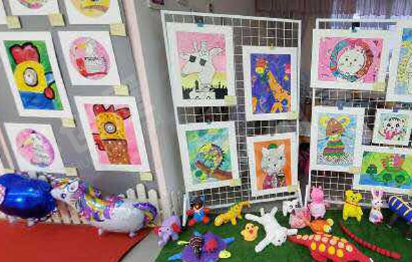 幼儿园大厅毕业画展图片