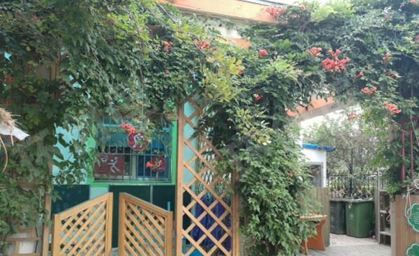幼儿园户外校大门植物装饰图片
