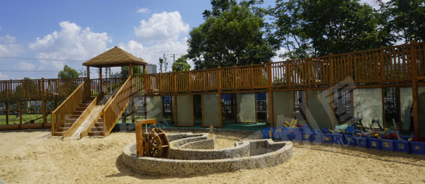幼儿园户外超大型建筑场地图片