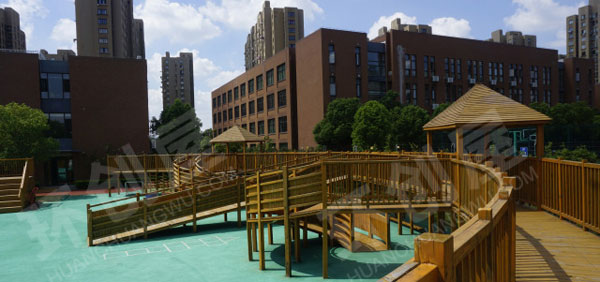 幼儿园户外超大型建筑场地图片
