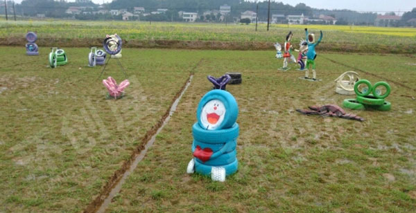 幼儿园搬到田间户外的轮胎主题公园图片