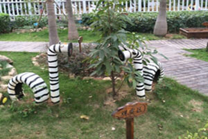 幼儿园户外观赏区废物利用轮胎斑马图片