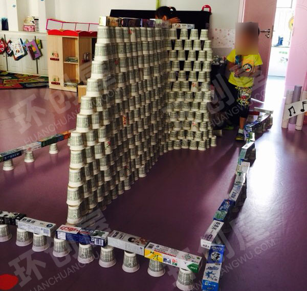 幼儿园建构区废物利用纸杯大型搭建图片