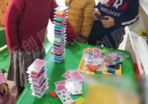 幼儿园建构区扑克牌搭高楼图片