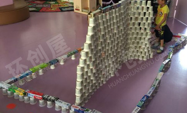 幼儿园建构区废物利用纸杯大型搭建图片