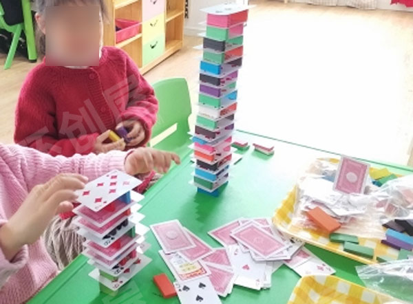幼儿园建构区扑克牌搭高楼图片