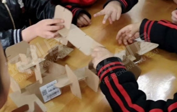 幼儿园建构区废物利用硬纸板插片图片