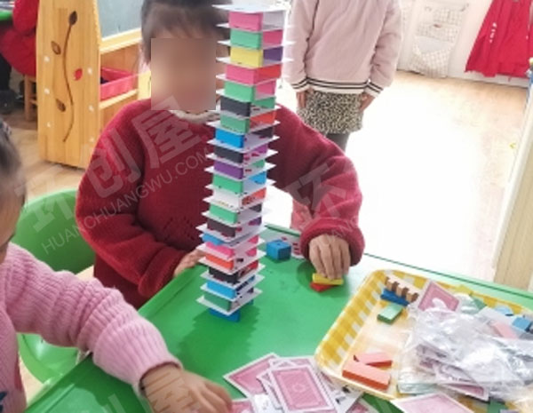 幼儿园建构区扑克牌搭高楼图片