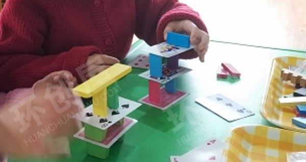 幼儿园建构区扑克牌搭高楼图片