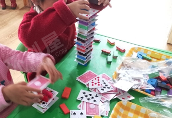 幼儿园建构区扑克牌搭高楼图片