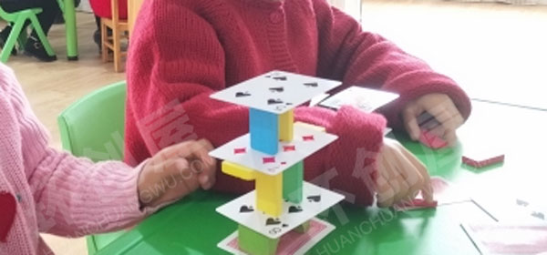 幼儿园建构区扑克牌搭高楼图片