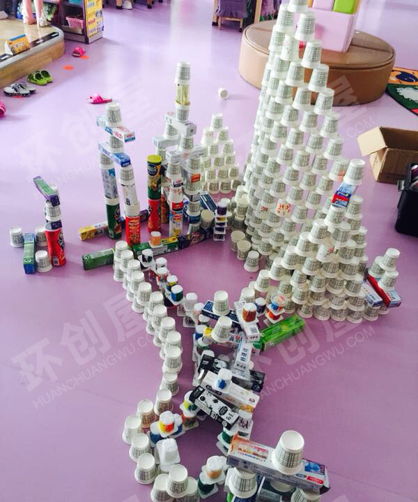 幼儿园建构区废物利用纸杯大型搭建图片