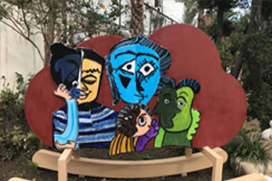 幼儿园户外奇怪绘画作品展示图片2张