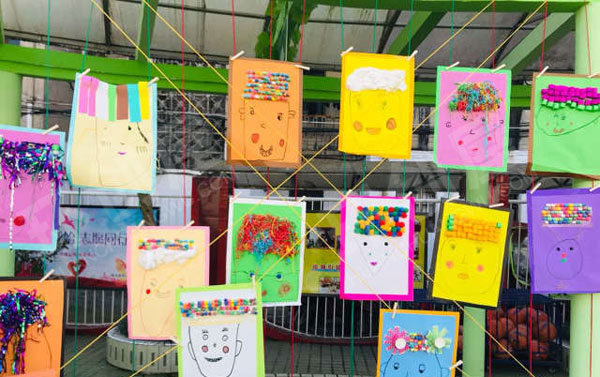 幼儿园美术创意画作工艺品户外展览图片