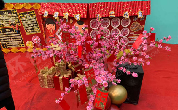 幼儿园户外新年红色喜庆作品展示图片