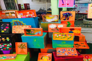 幼儿园美术创意画作工艺品户外展览图片9张