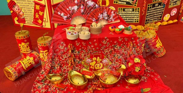 幼儿园户外新年红色喜庆作品展示图片