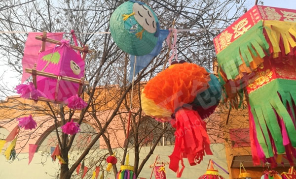 幼儿园户外环创新年自制灯笼展图片