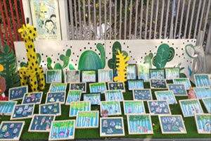 幼儿园户外环创各种特色画作品展示图片9张