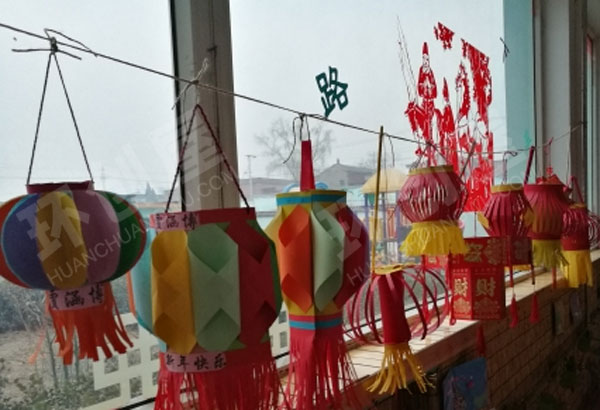 幼儿园户外环创新年自制灯笼展图片
