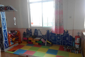 幼儿园建构区工地塔吊图片