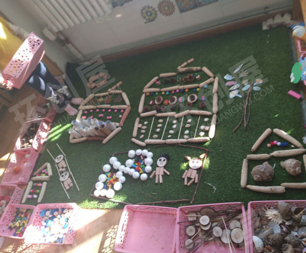 幼儿园建构区废旧材料拼摆作品图片