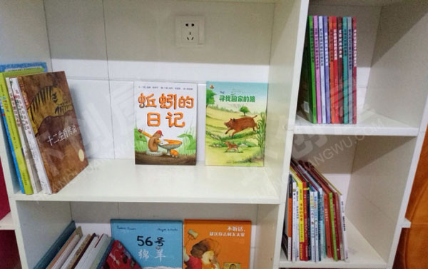 幼儿园阅读区绘本馆设计图片