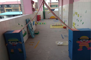 幼儿园科学区走廊材料布置图片2张