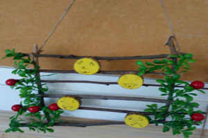 幼儿园小木板小石头的挂饰物图片7张