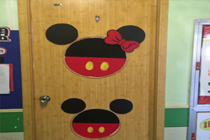 幼儿园米奇之家教室门装饰图片