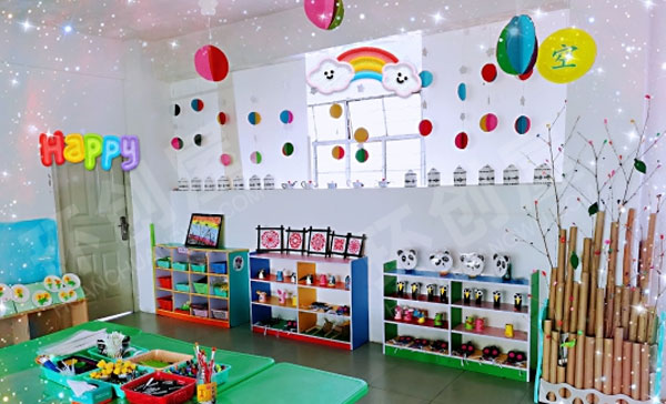 幼儿园教室各种美术作品展示图片