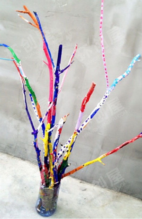幼儿园秋日枯树枝绘画作品展示图片