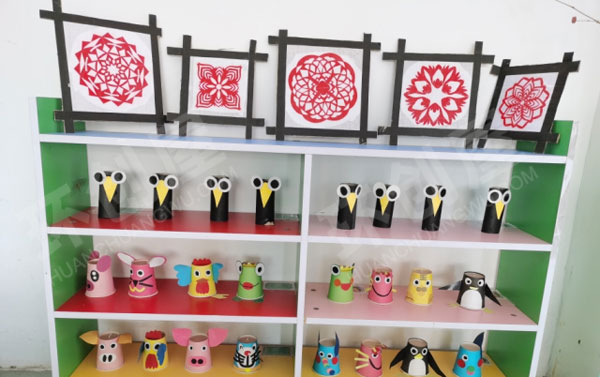 幼儿园教室各种美术作品展示图片
