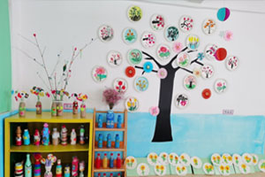 幼儿园教室各种美术作品展示图片6张