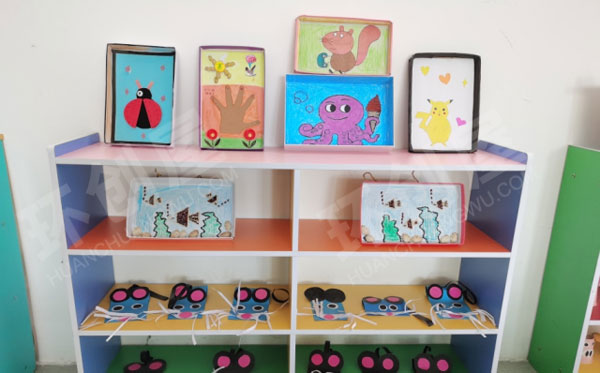幼儿园教室各种美术作品展示图片