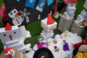 幼儿园户外新年美术展做雪人图片5张