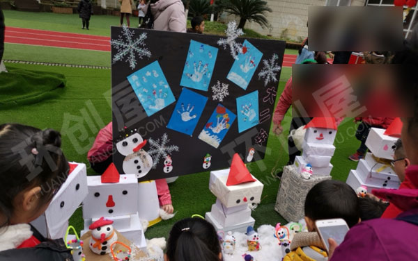 幼儿园户外新年美术展做雪人图片