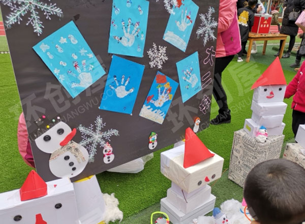 幼儿园户外新年美术展做雪人图片