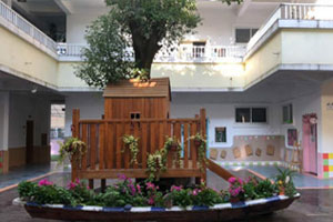 幼儿园户外开学典礼场景布置图片3张