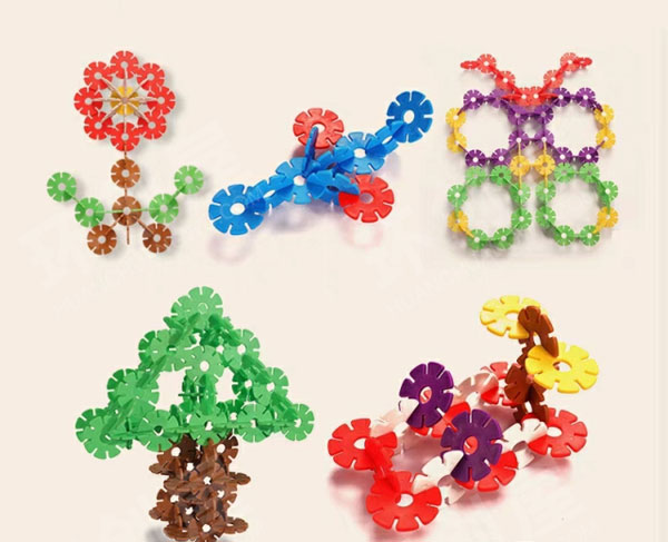 幼儿园建构区一堆雪花片作品图片
