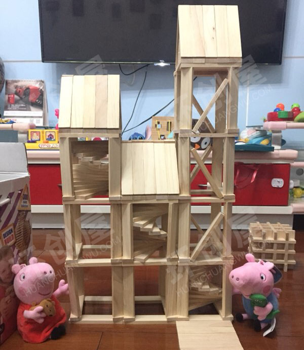 幼儿园建构区原木色小木条超炫酷搭建作品图片