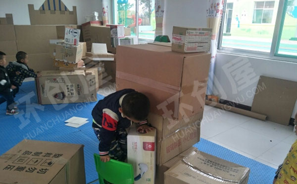 幼儿园建构区废物利用纸箱乐翻天图片