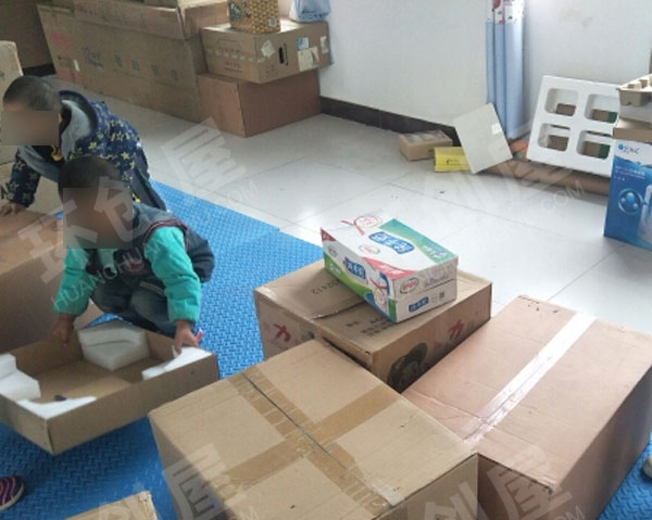 幼儿园建构区废物利用纸箱乐翻天图片
