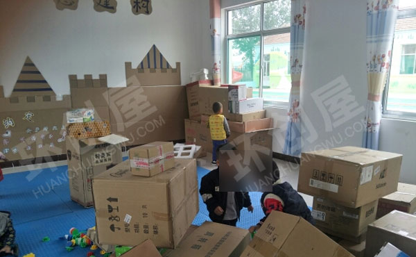 幼儿园建构区废物利用纸箱乐翻天图片