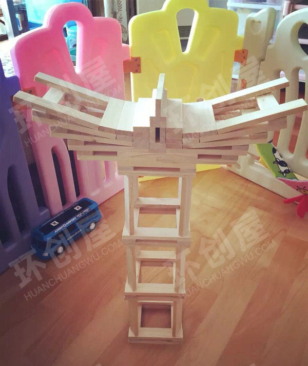 幼儿园建构区原木色小木条超炫酷搭建作品图片