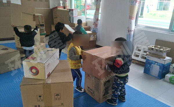 幼儿园建构区废物利用纸箱乐翻天图片