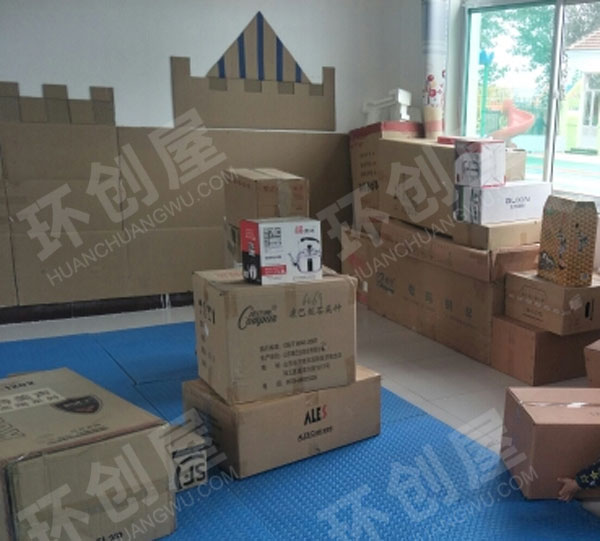 幼儿园建构区废物利用纸箱乐翻天图片