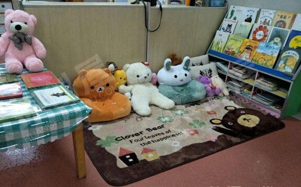 幼儿园阅读区废物利用玩偶读书椅图片