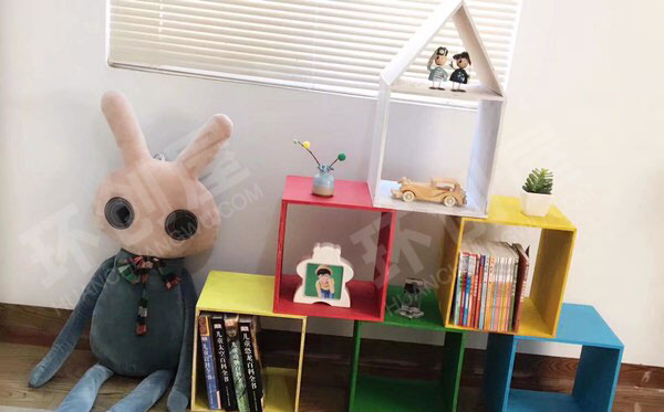 幼儿园阅读区废物利用的书架图片